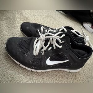 Nike free tr fit 4 training shoes black and white women’s size 8.5